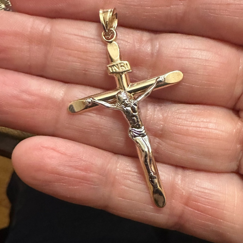 10K Elegant White & Yellow gold crucifix pendant.
